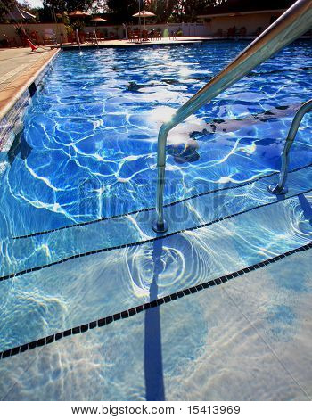 Étapes et piscine étincelante