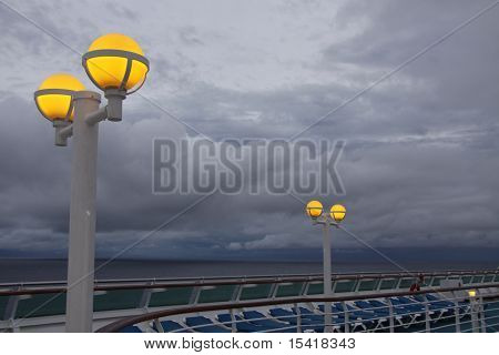 Dawn s'allume sur un bateau de croisière