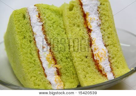Ein Stück vom Pandan Biskuit auf weißem Hintergrund