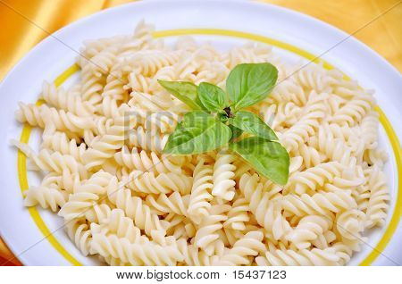 italienischen Makkaroni mit ursprünglichen Zutaten, auf golden Stoff