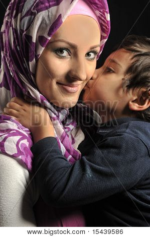 Mujer joven musulmana con niño lindo
