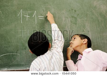 Due ragazzi in Aula, pensare, scrivere e contando sul bordo