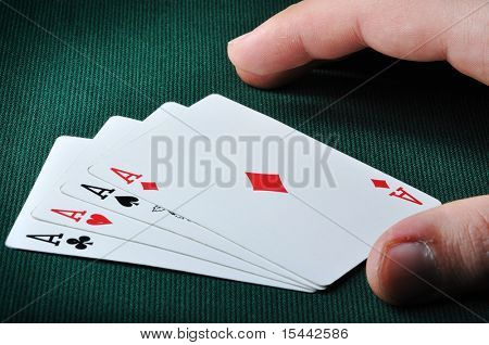 En spelare är tilldelad en hand i fyra ess
