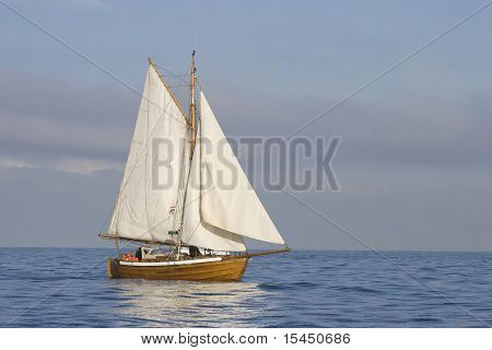 zart mit weißen Segeln