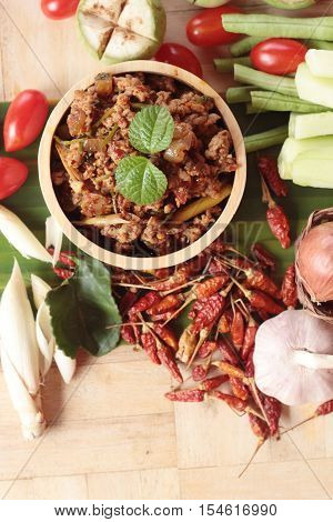 Spicy pork pastes delicious with fresh vegetables