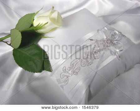Satin kudde