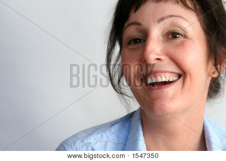 Mujer en camisa azul