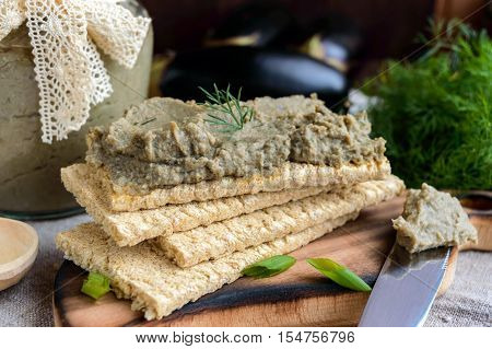 Gentle paste paste from the eggplant. Dietary dish. Put on a crisp low-calorie diet fitness bread. Vegan cuisine. For picnic. Close up