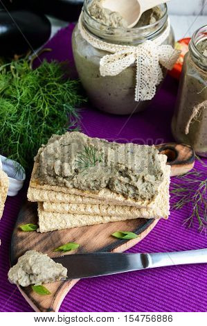 Gentle paste paste from the eggplant. Dietary dish. Put on a crisp low-calorie diet fitness bread. Vegan cuisine. For picnic.