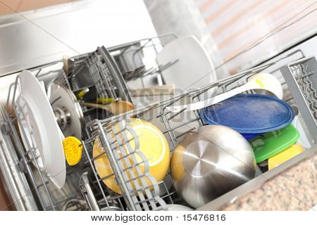 lavastoviglie con piatti sporchi (messa a fuoco selettiva con bassa DOF)