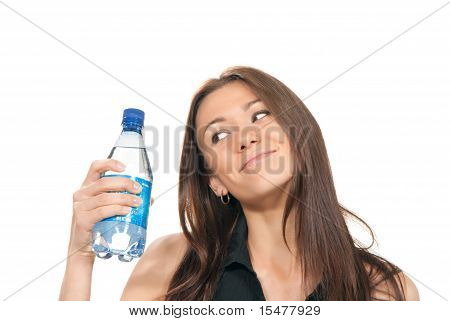여 자가 그녀의 손에 물 병 들고