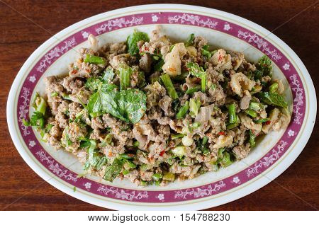 Spicy minced chicken saladMinced pork Minced Duck Thai spicy liver salad: Thai food
