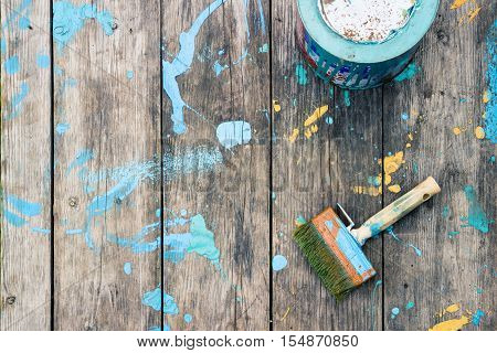 Old used can and brush. Repairs in the apartment. Accessories for paint. Updating the interior.