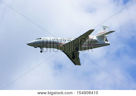 CHIANGMAI , THAILAND -APRIL 1 2014: N28VL. Private AIrcraft, Dassault Falcon 900EX. Landing to Chiangmai airport. Thailand.