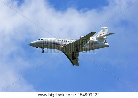 CHIANGMAI , THAILAND -APRIL 1 2014: N28VL. Private AIrcraft, Dassault Falcon 900EX. Landing to Chiangmai airport. Thailand.