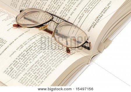 boek en glazen geïsoleerd op een witte achtergrond