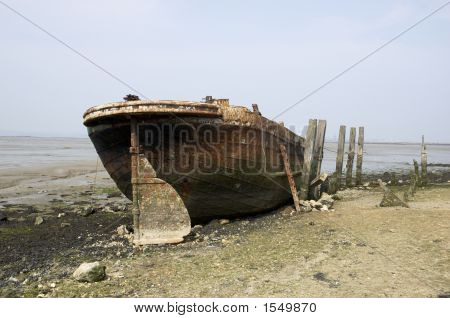 Barcaza río abandonado