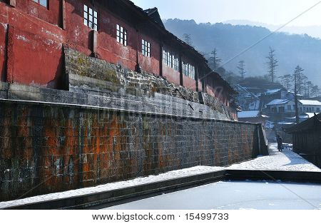 Monastère bouddhiste et le moine, le mont Emei, Chine