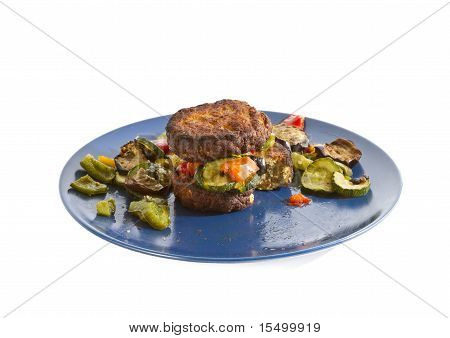 Vegetais grelhados com hambúrguer