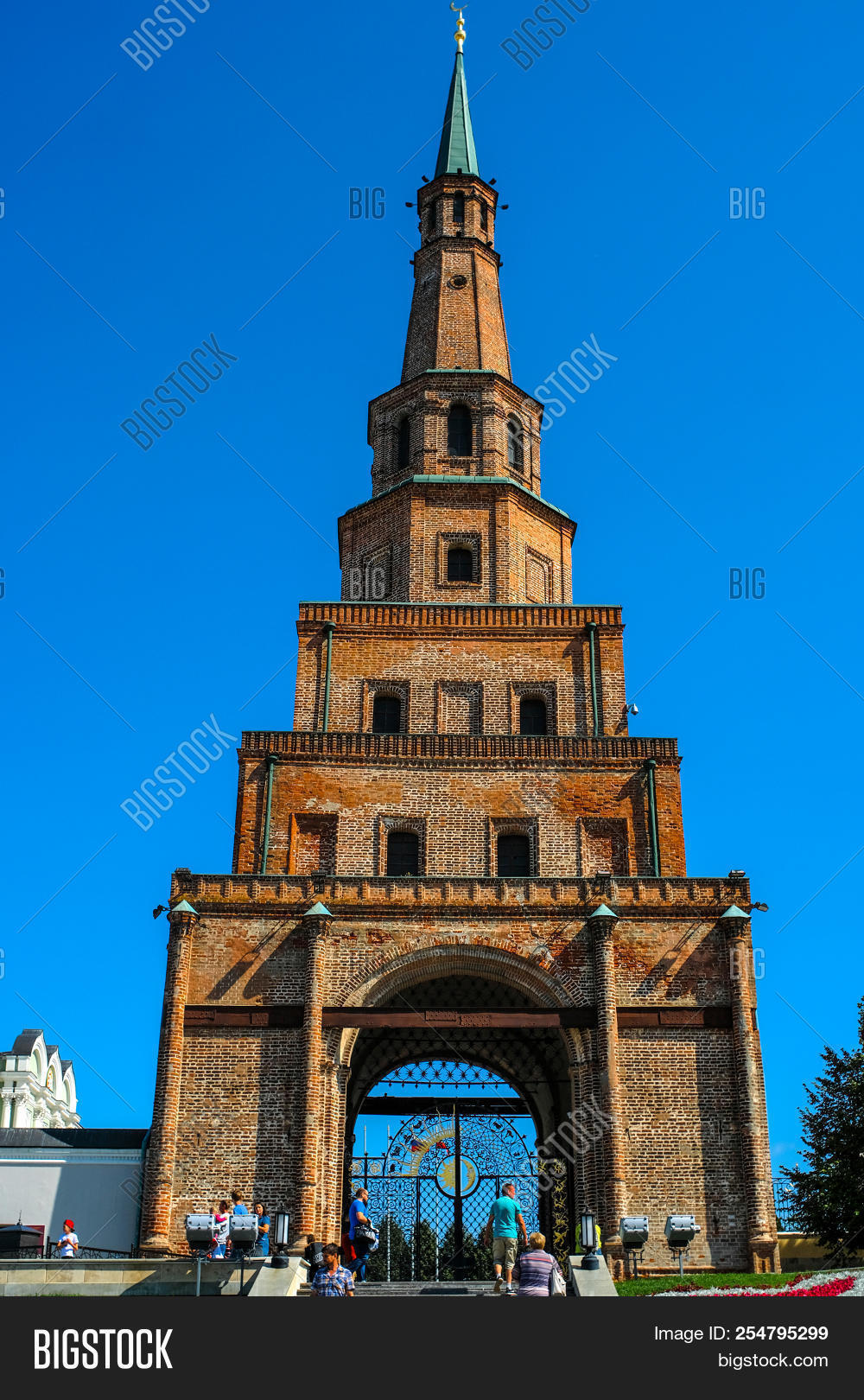 Башня сююмбике казанский кремль рисунок. Башня царицы сююмбике казань. Башня сююмбике 19 век. Башня сююмбике царица казанская. Башня сиюм беке.