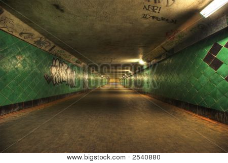 긴 터널의 Hdri입니다.