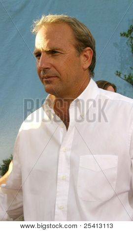 LOS ANGELES - 11 agosto: Kevin Costner alla premiere di 'Open Range' su 11 agosto 2003 a Los Angeles, 