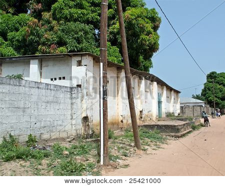 Elektriciteit macht levering paal en kabel in Gambia dorp