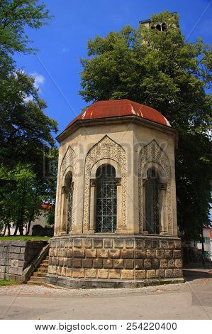 Bihać (bosnia And Herzegovina) - A Muslim Mausoleum From The 19th Century Called Turbe. Two Turkish 