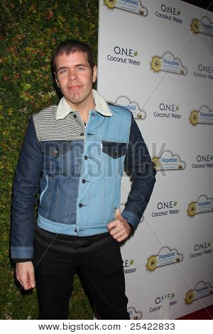 LOS ANGELES - Marraskuu 19: Perez Hilton saapuu 