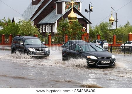 Novyy Urengoy, Russia - August 14, 2018: Motor Cars Ford Mondeo And Mitsubishi Pajero In The City St