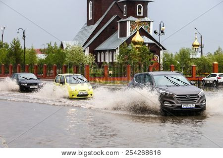 Novyy Urengoy, Russia - August 14, 2018: Motor Cars Hyundai Tucson And Daewoo Matiz In The City Stre