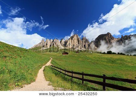 İtalyan Dolomites içinde yolu