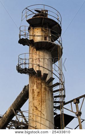 Starý komín s modrou oblohou