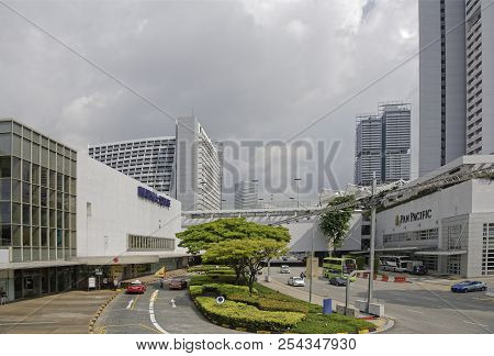 Singapore, Singapore- August 06, 2018: View Of Raffes Boulevard. Pedestrians And Cars Are Moving Alo