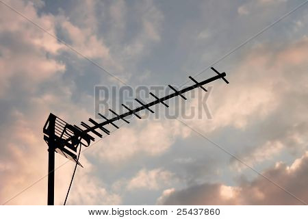 รูปเงาดำของเสาอากาศโทรทัศน์