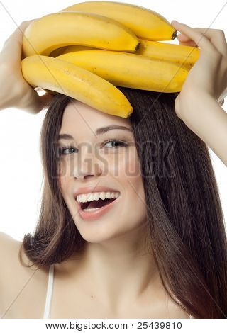 Ritratto di donna sorridente attraente indoeuropea isolata su bianco studio girato con banane