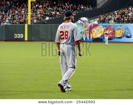 Washington National campista direito Jayson Werth ergue-se no campo externo