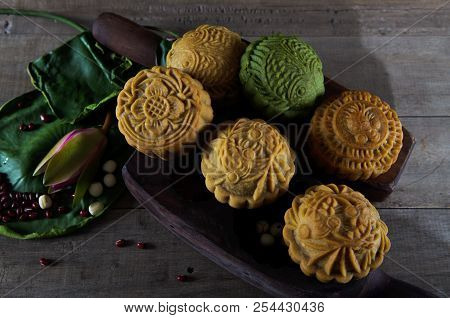 Mooncake ,the Chinese Mid Autumn Festival Food.