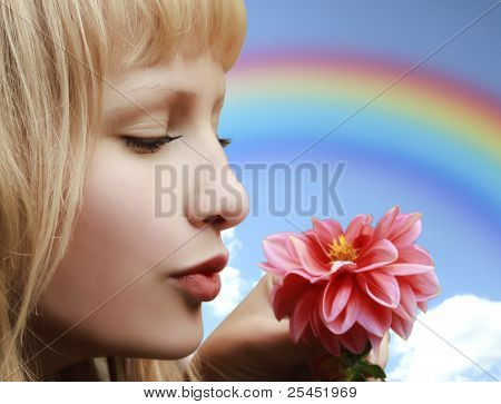 Bella ragazza con fiori su sfondo arcobaleno