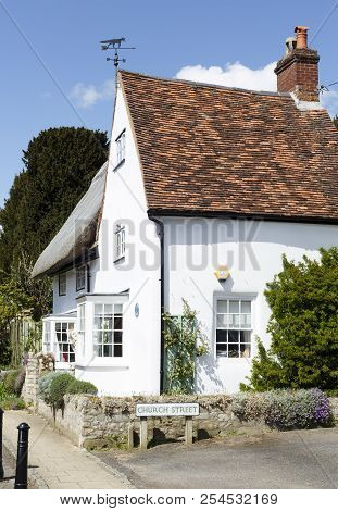Winslow, Uk - April 27, 2015. A Traditional English House On Church Street In The Historic Market To