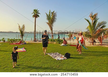 La Mer In Dubai, Uae - May 06, 2018: Mom With Baby On The Beach La Mer At Sunset.  It Is A New Beach