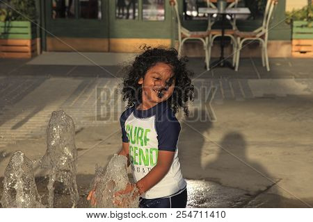 La Mer In Dubai, Uae - May 06, 2018: The Child Is Playing At The Fountain. It Is A New Beachfront Di