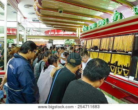 Bangkok, Thailand - August 18, 2018: A Lot Of People Wait To Buy Gold In Hua Seng Heng Famous Gold S