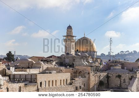 Jerusalem, Israel, August 18, 2018 : Early Morning View Of The Temple Mount And El-ghawanima Tower I