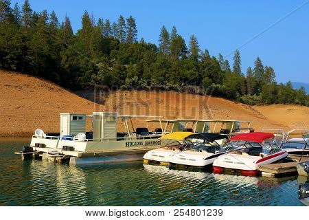 August 15, 2018 In Shasta Lake, Ca:  Yachts And Motorboats Docked At The Holiday Harbor Marina In Sh