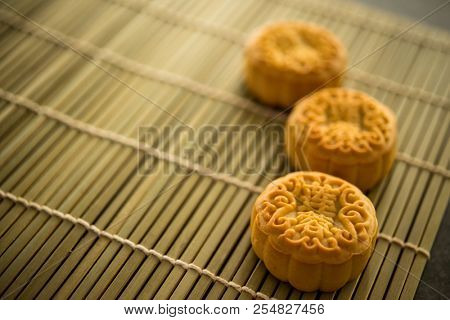 Mooncakes is traditionally baked pastry to eaten during Mid-Autumn Festival. The Chinese character on the moon cake represent 