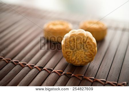 Moon cakes is traditionally baked pastry to eaten during Mid-Autumn Festival. The Chinese character on the mooncake represent 