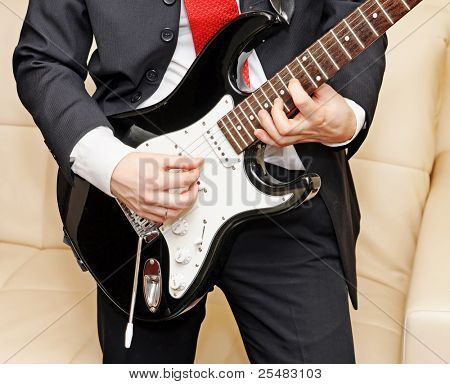 Forretningsmand spille guitar