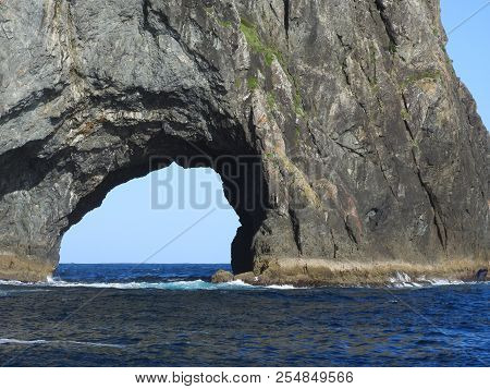 New Zealand`s Hole In The Rock Tourist Attaction