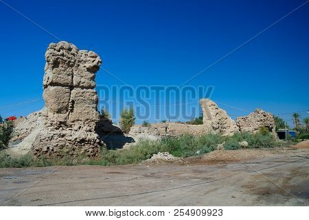 Ruin Of The Wall At Al Aqiser Archaeological Site Near Shithathah Town, Al Mardh Oasis Near Karbala,